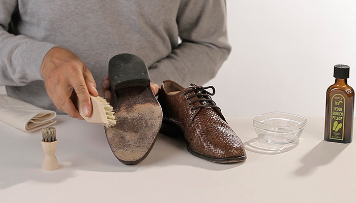 Как восстановить замшевую обувь, вернуть цвет и форму